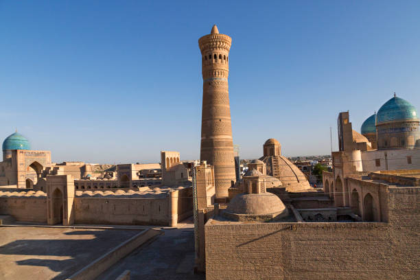 poi kalon moschee und minarett in buchara, usbekistan - minarett stock-fotos und bilder