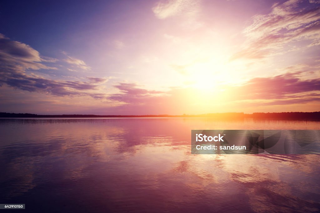 Lever de soleil sur le lac - Photo de Lever du soleil libre de droits