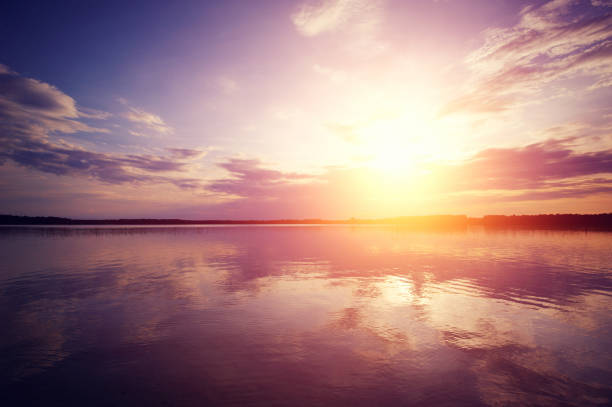 alba sul lago - dawn lake sky sunrise foto e immagini stock