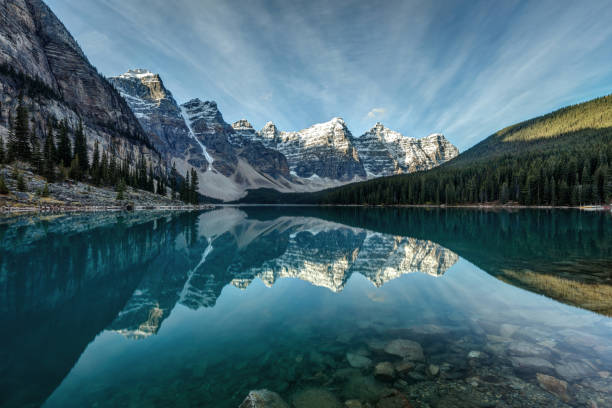 lago moraine reflejo - rocky mountains exploration horizontal outdoors fotografías e imágenes de stock