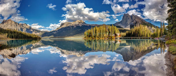 emerald lake panorama - british columbia canada lake emerald lake imagens e fotografias de stock