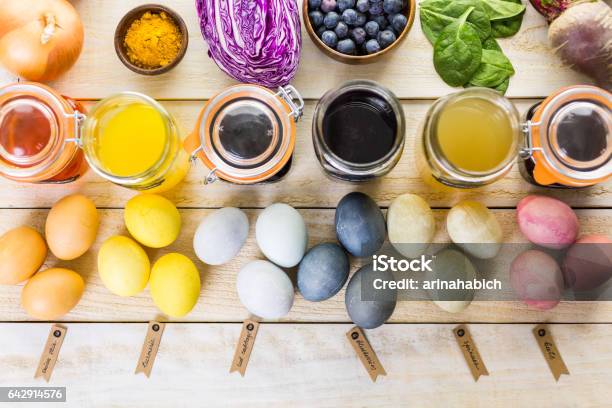 Ostereier Mit Natürlichem Ei Bemalt Stockfoto und mehr Bilder von Speisen - Speisen, Alt, Amerikanische Heidelbeere