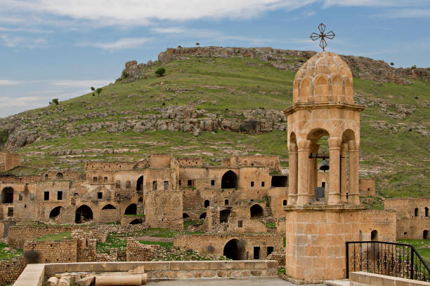 blick über das verlassene dorf killit, in der nähe der stadt savur in der südöstlichen türkei. das dorf wurde einst von syrische orthodoxe christen bekannt als suryani bewohnt. - killit stock-fotos und bilder