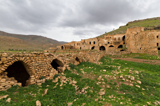 blick über das verlassene dorf killit, in der nähe der stadt savur in der südöstlichen türkei. das dorf wurde einst von syrische orthodoxe christen bekannt als suryani bewohnt. - killit stock-fotos und bilder