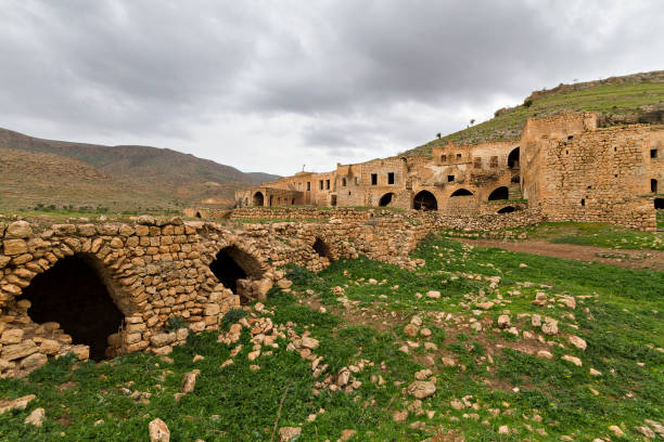 view over the abandoned village of killit, near the town of savur, in the southeastern turkey. the village was once inhabited by syrian orthodox christians known as suryani. - killit imagens e fotografias de stock
