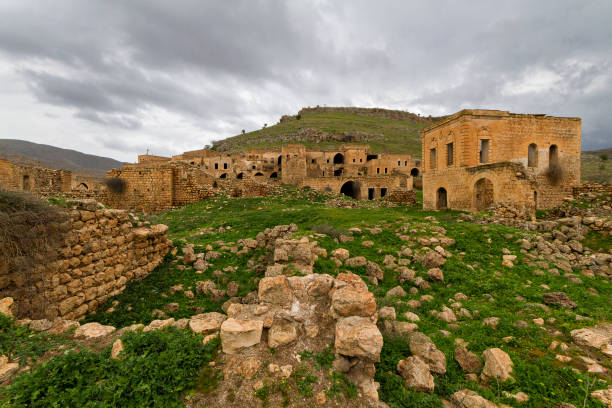 blick über das verlassene dorf killit, in der nähe der stadt savur in der südöstlichen türkei. das dorf wurde einst von syrische orthodoxe christen bekannt als suryani bewohnt. - killit stock-fotos und bilder