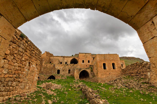 blick über das verlassene dorf killit, in der nähe der stadt savur in der südöstlichen türkei. das dorf wurde einst von syrische orthodoxe christen bekannt als suryani bewohnt. - killit stock-fotos und bilder