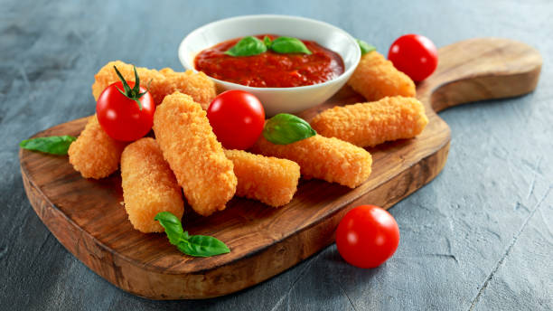 토마토 바 질 소스와 빵 가루 입힌된 모 짜 렐 라 치즈 스틱 - mozzarella stick 뉴스 사진 이미지