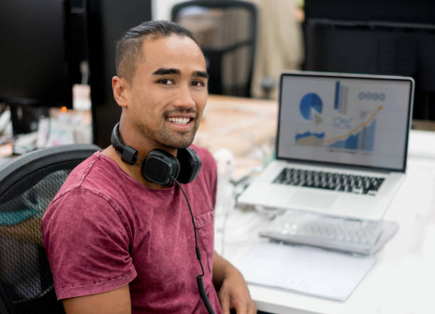 istock Casual business man working at the office 642981062