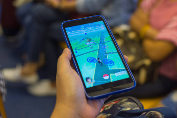 jogo de pokemon go aplicativo no smartphone android móvel - android telephone mobile phone application software - fotografias e filmes do acervo