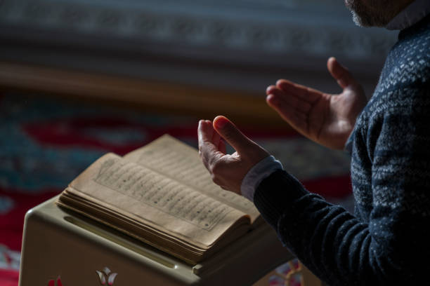 muslime beten in der moschee - islam stock-fotos und bilder