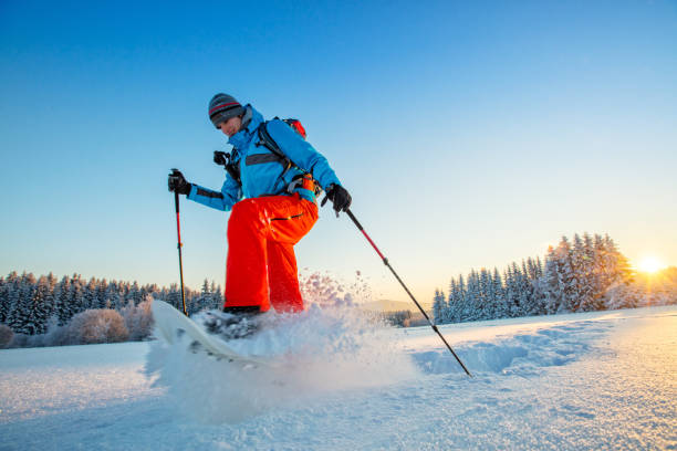 снегоступ пешеход работает в порошковом снегу - snowshoeing hiking mountain winter стоковые фото и изображения