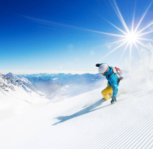 istock Skier on piste running downhill 643018284