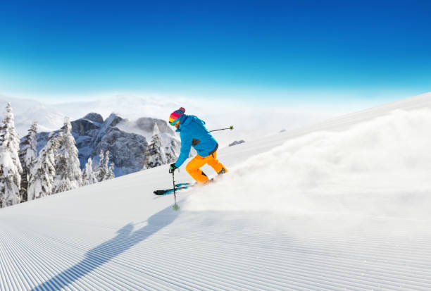 istock Skier on piste running downhill 643018332