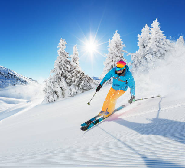 istock Skier on piste running downhill 643021176