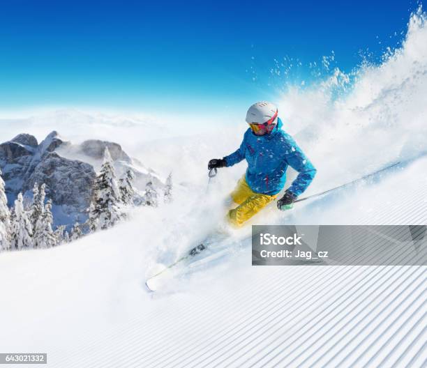 Foto de Esquiador Na Pista De Corrida Ladeira e mais fotos de stock de Esqui - Esqui e snowboard - Esqui - Esqui e snowboard, Esqui - Equipamento esportivo, Descida livre