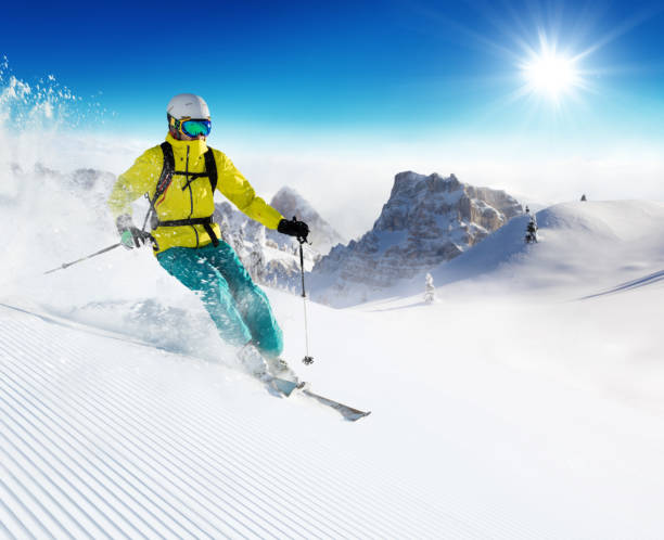 istock Skier on piste running downhill 643021356