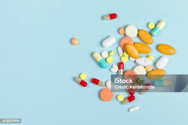 Fármaco O Medicamento Foto de stock y más banco de imágenes de Píldoras - Píldoras, Cápsula, Medicamento