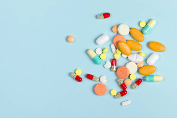 drogues ou médecine - pill multi colored medicine healthcare and medicine photos et images de collection