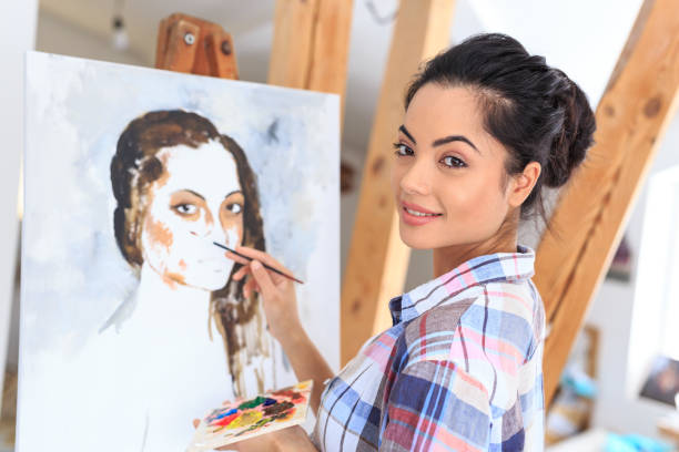 istock Side view of fine art painter working in atelier 643035350