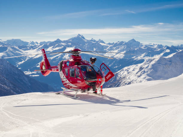 helicóptero eurocopter ec135 de air zermatt aterrizó en pista de esquí - landed airplane travel commercial airplane fotografías e imágenes de stock