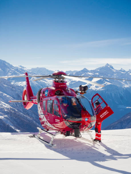 helicóptero eurocopter ec135 de air zermatt aterrizó en pista de esquí - landed airplane travel commercial airplane fotografías e imágenes de stock