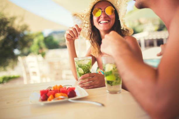 felice in vacanza - cheerful swimming pool happiness resort swimming pool foto e immagini stock