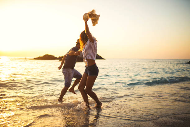 tanzen am strand  - dancing couple happiness heterosexual couple stock-fotos und bilder