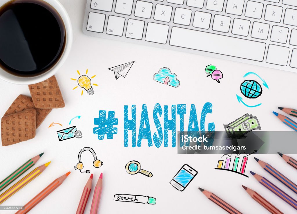 Hashtag, affärsidé. Vitt skrivbord med datorns tangentbord - Royaltyfri Hashtagg Bildbanksbilder