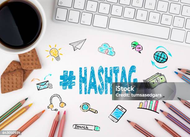 Hashtag Affärsidé Vitt Skrivbord Med Datorns Tangentbord-foton och fler bilder på Hashtagg