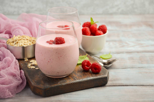 smoothie framboise et banane avec flocons d’avoine - smoothie banana smoothie milk shake banana photos et images de collection