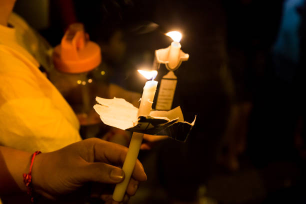 어둠 속에서 촛불 집회를 개최 하는 사람들 - memorial vigil people candle holding 뉴스 사진 이미지