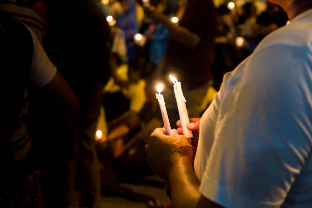 어둠 속에서 촛불을 들고 있는 사람들 - memorial vigil people candle holding 뉴스 사진 이미지
