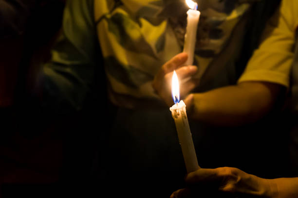 희망, 예배, 기도 추구 하는 어둠 속에서 촛불 집회를 개최 하는 사람들 - memorial vigil people candle holding 뉴스 사진 이미지