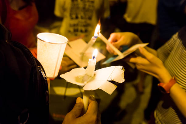희망, 예배, 기도 추구 하는 어둠 속에서 촛불 집회를 개최 하는 사람들 - memorial vigil people candle holding 뉴스 사진 이미지