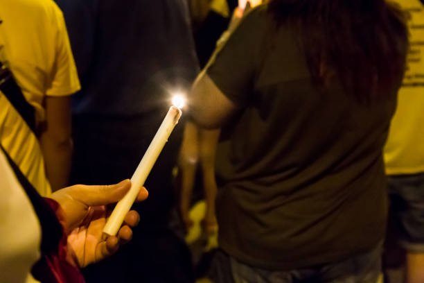 희망, 예배, 기도 추구 하는 어둠 속에서 촛불 집회를 개최 하는 사람들 - memorial vigil people candle holding 뉴스 사진 이미지