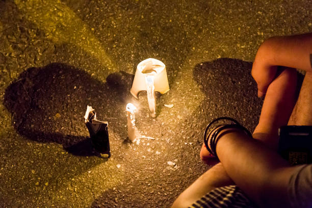 희망, 예배, 기도 추구 하는 어둠 속에서 촛불 집회를 개최 하는 사람들 - memorial vigil people candle holding 뉴스 사진 이미지