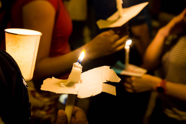 희망, 예배, 기도 추구 하는 어둠 속에서 촛불 집회를 개최 하는 사람들 - memorial vigil people candle holding 뉴스 사진 이미지