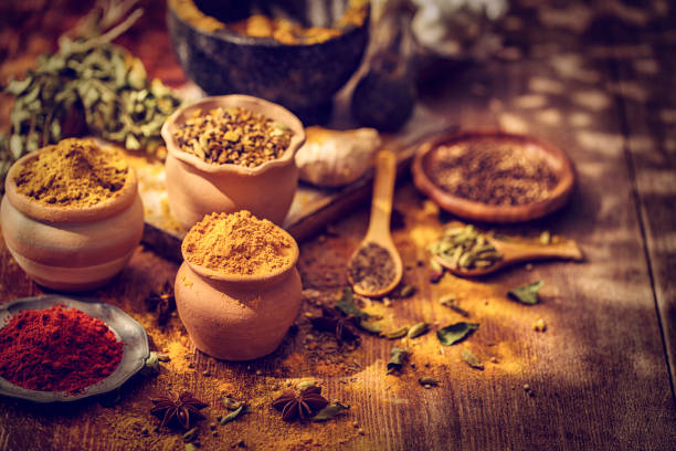 gewürze und kräuter auf hölzerner hintergrund - spice herb ingredient curry powder stock-fotos und bilder