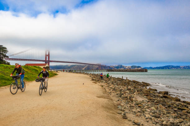 turisti in bici del golden gate - golden gate bridge bridge san francisco county summer foto e immagini stock