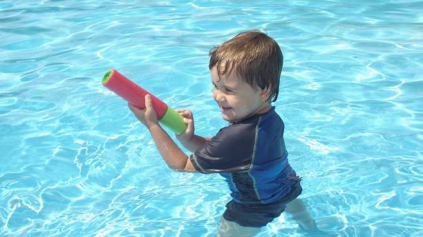 pięcioletnie dziecko bawiące się w basenie - man made object vacations children only side view zdjęcia i obrazy z banku zdjęć