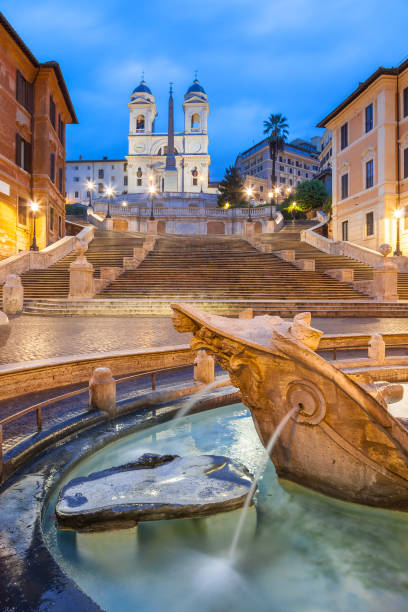 トリニタ ・ デイ ・ モンティ明け方、ローマのスペイン階段 - piazza di spagna spanish steps church trinita dei monti ストックフォトと画像