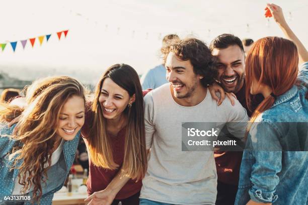 Ekstatischen Gruppe Genießen Die Party Stockfoto und mehr Bilder von Freundschaft - Freundschaft, Junger Erwachsener, Menschengruppe
