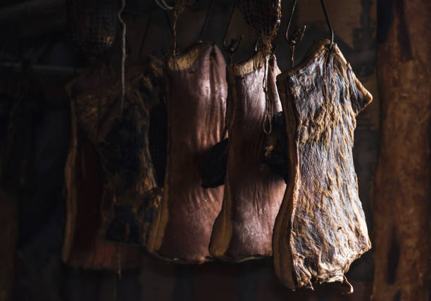 essiccazione della carne di maiale, stile domestico nei balcani - dry aged foto e immagini stock