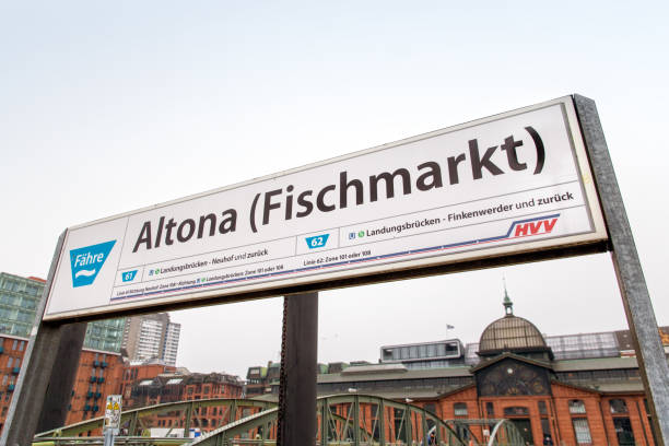 amburgo, germania - 19 febbraio 2017: segno per la stazione del mercato del pesce di altona ad amburgo, germania - altona foto e immagini stock