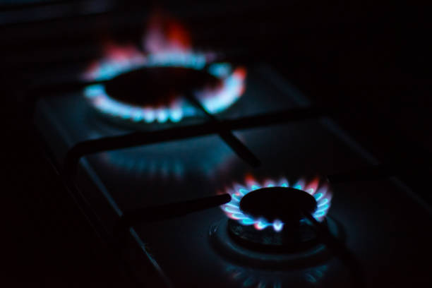 flammes des brûleurs à gaz sur la cuisinière - flame natural gas boiler burner photos et images de collection