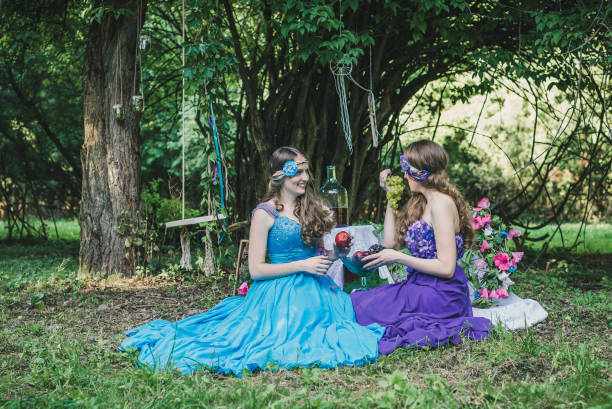 two adult sisters - flower purple twin blossom imagens e fotografias de stock