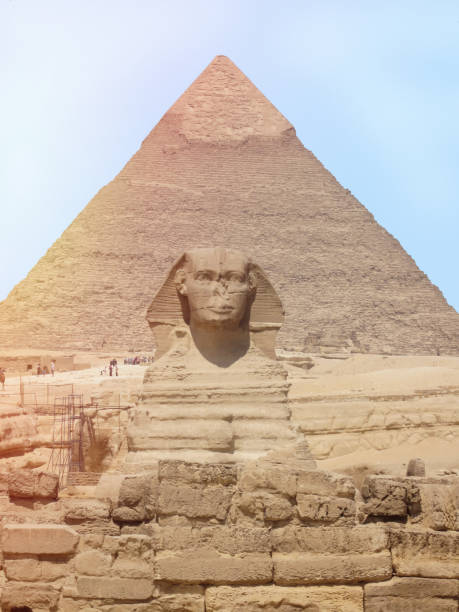 vista de la cabeza de la esfinge con la pirámide de giza cerca de el cairo, egipto - giza pyramids egypt north africa africa fotografías e imágenes de stock
