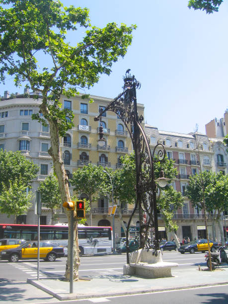 barcelona, hiszpania – czerwiec 02, 2006: krajobraz miejski, piękna latarnia na las ramblas w lecie - spain architecture landscape non urban scene zdjęcia i obrazy z banku zdjęć