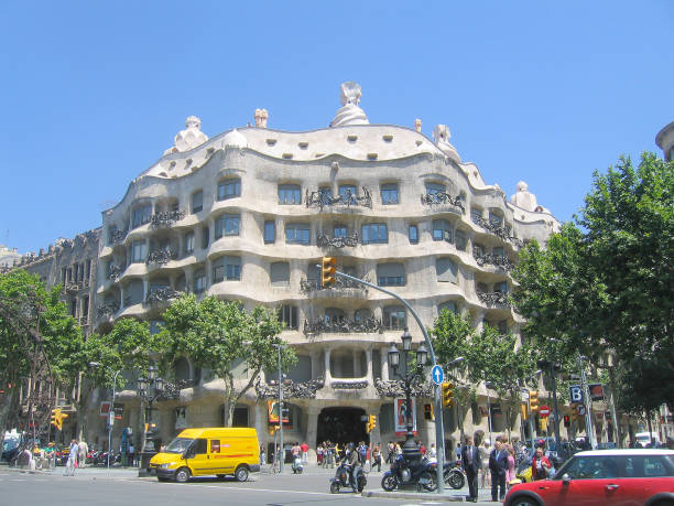 barcelona, hiszpania – 1 czerwca 2006: budynek la pedrera, gaudi. - spain architecture landscape non urban scene zdjęcia i obrazy z banku zdjęć